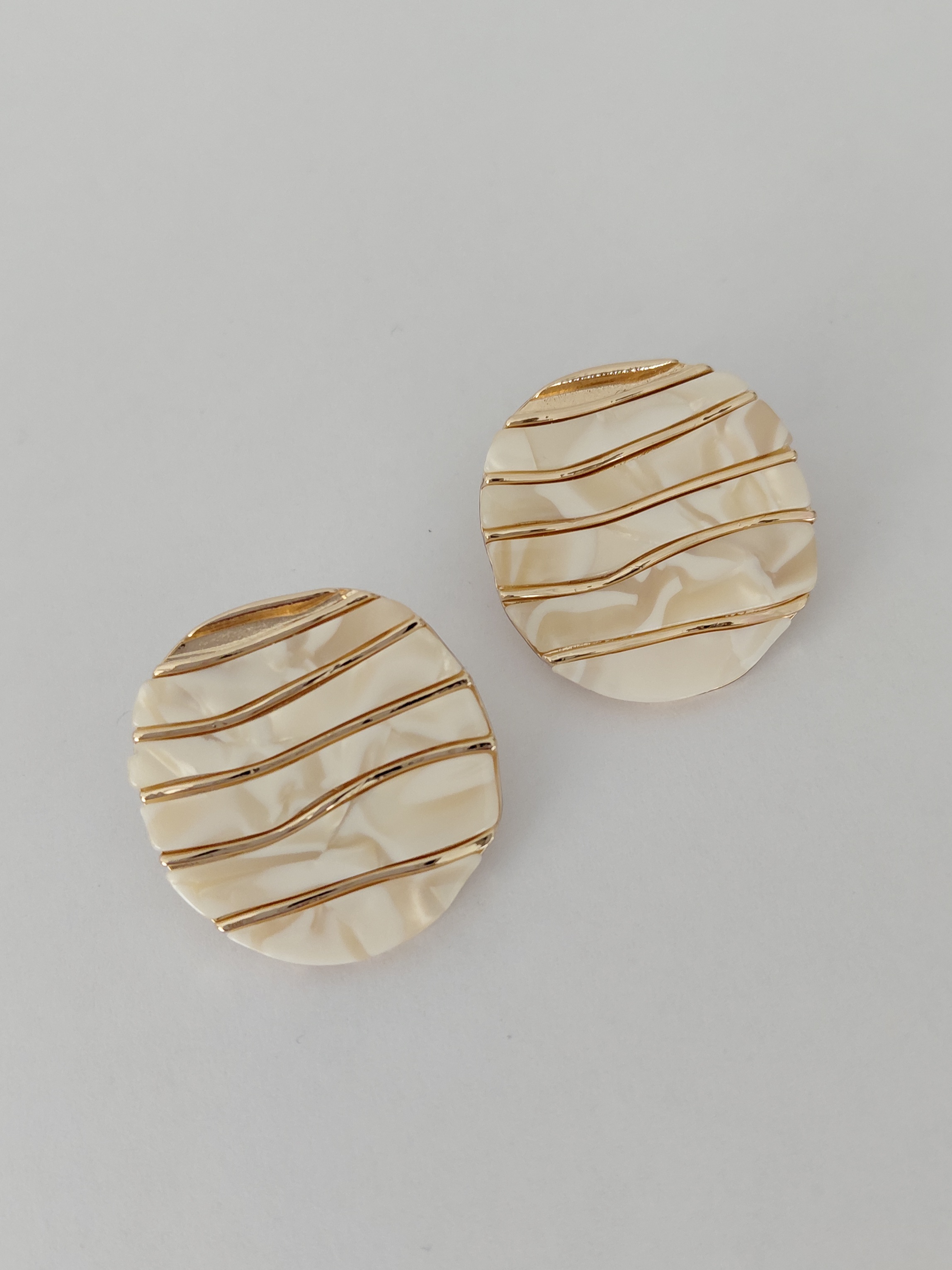 Dalga Desenli Beyaz Sedefli K�pe 