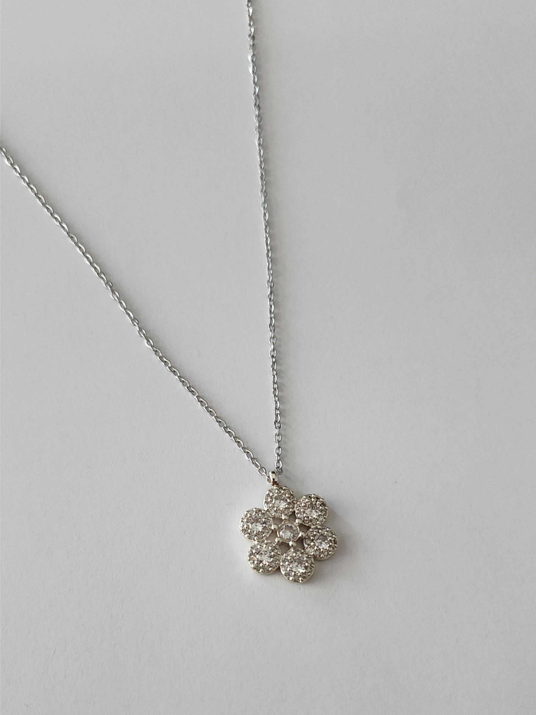 Çiçek Detaylı Taşlı Kolye Silver