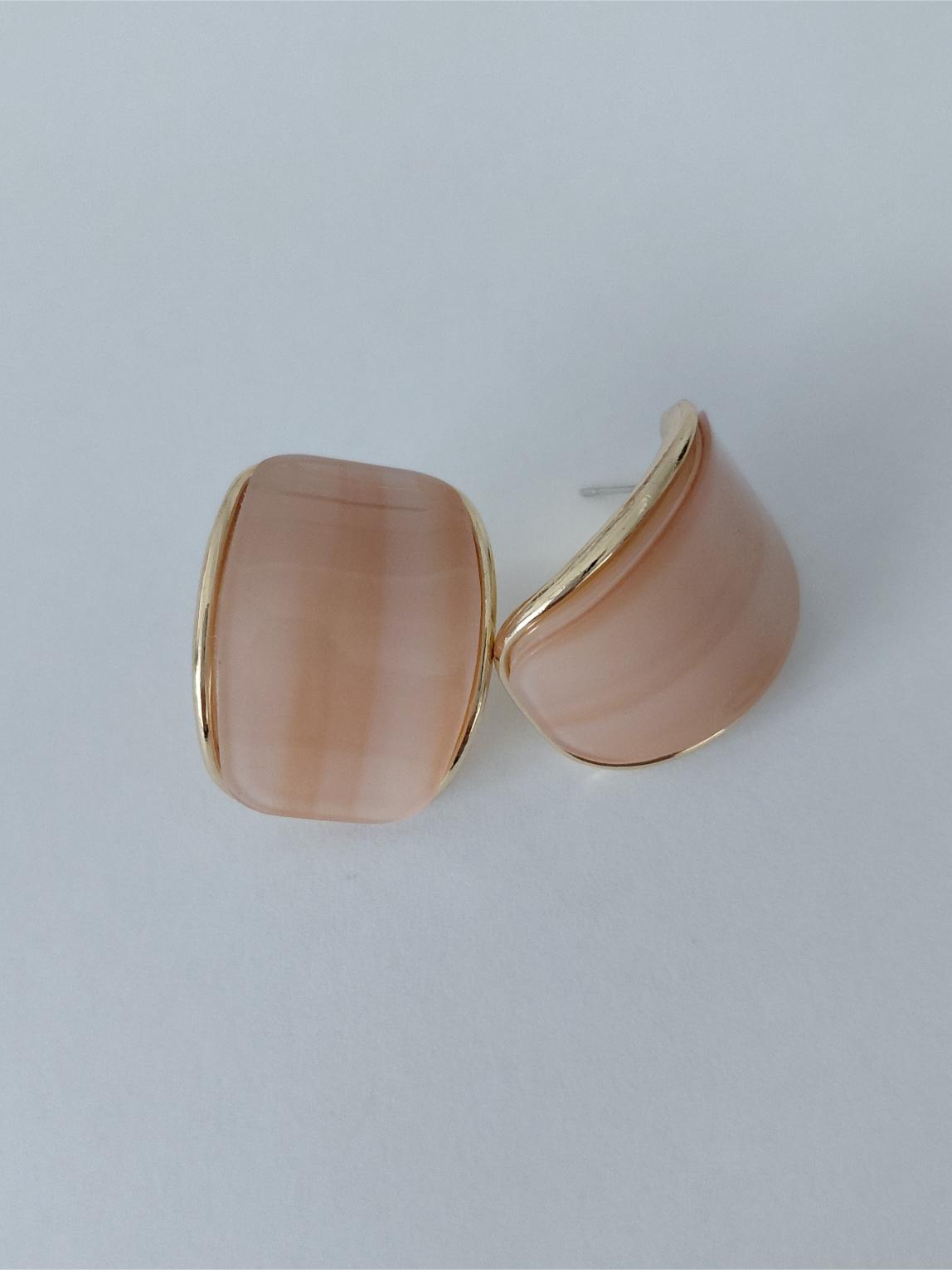 Kahverengi tonlarında renk geçişli (ombré) oval formlu sallantılı küpe