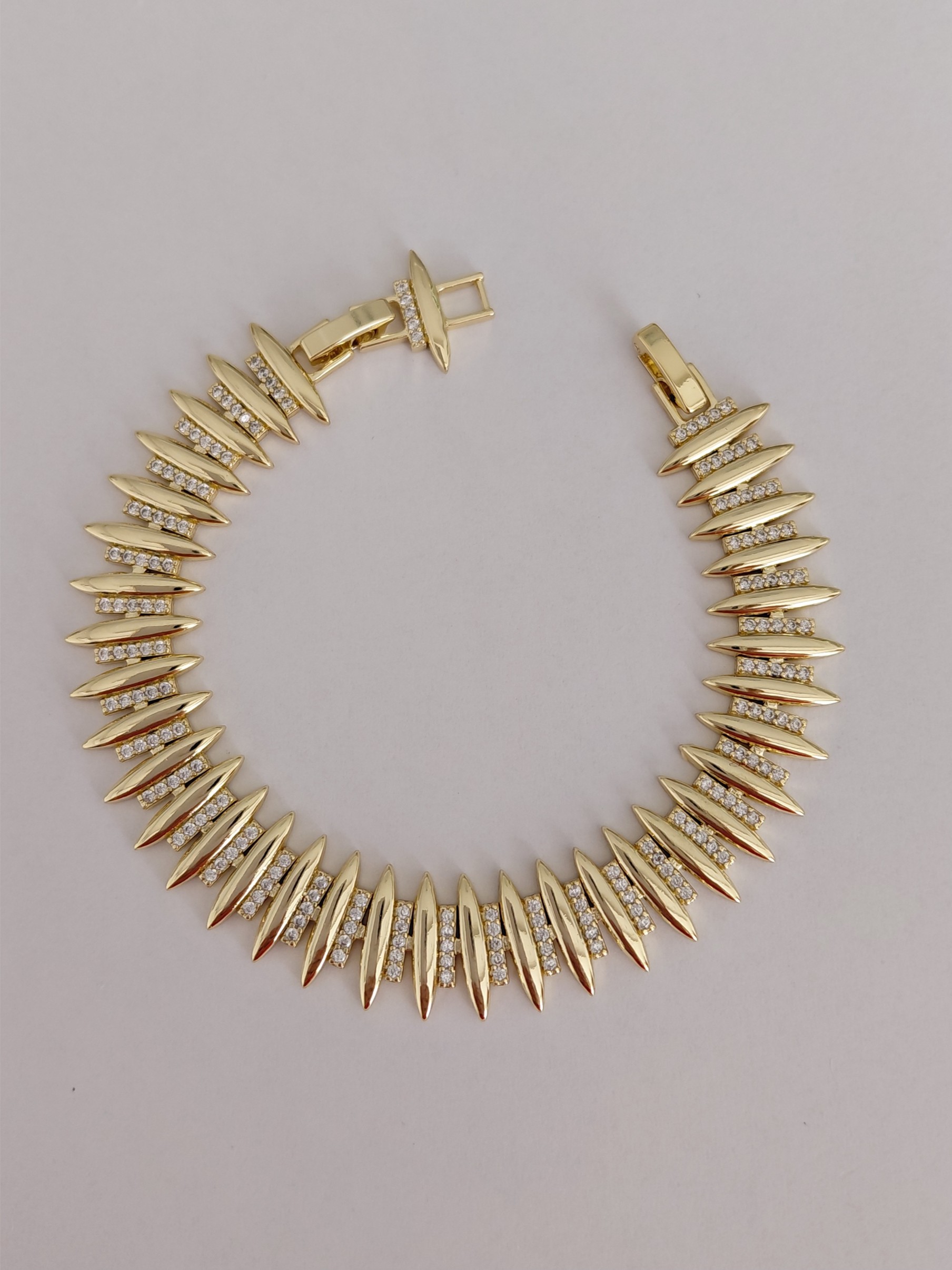 Zirkon Taşlı Çizgi Model Bileklik