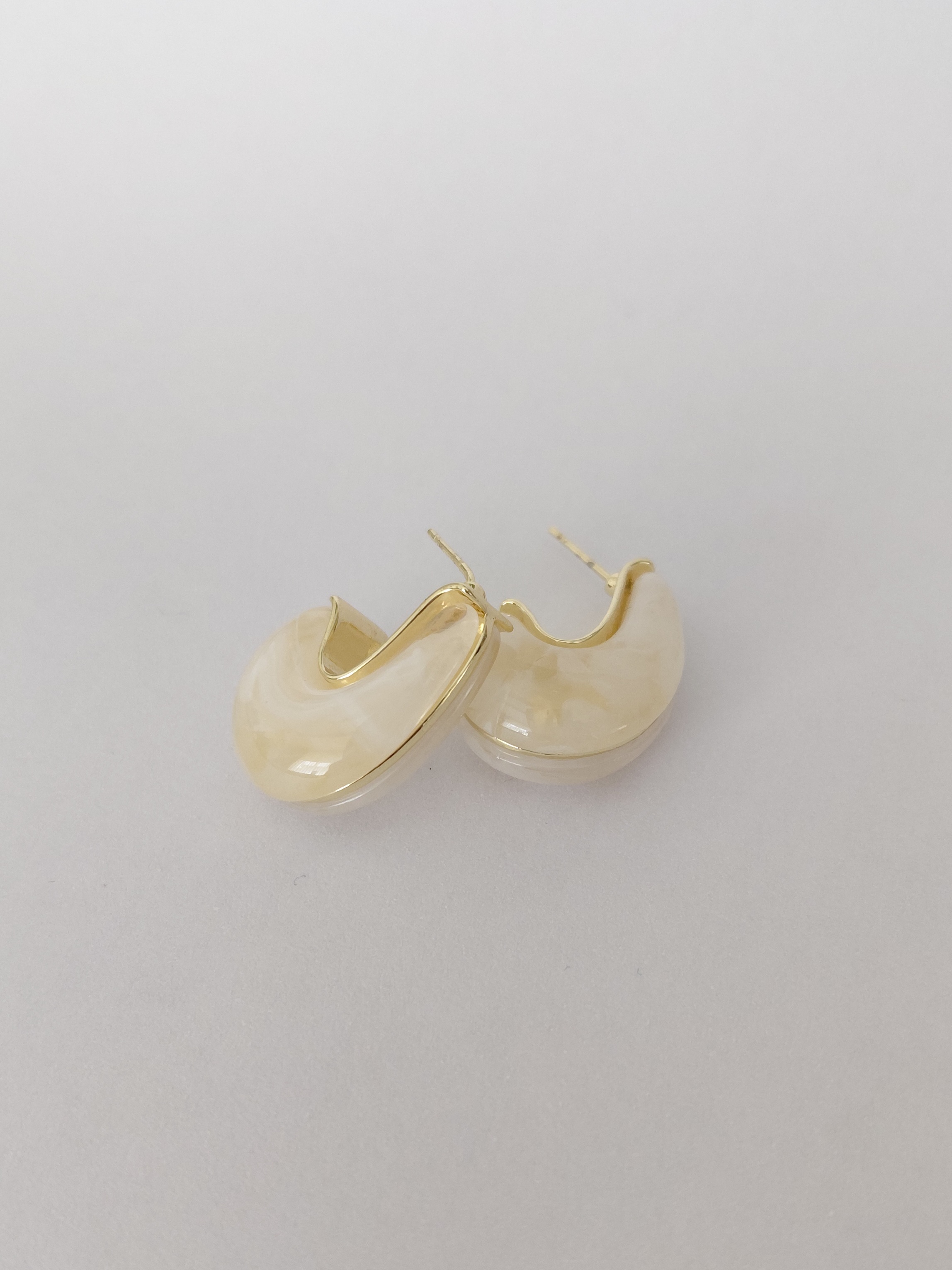 Beyaz Gold Detaylı Küpe