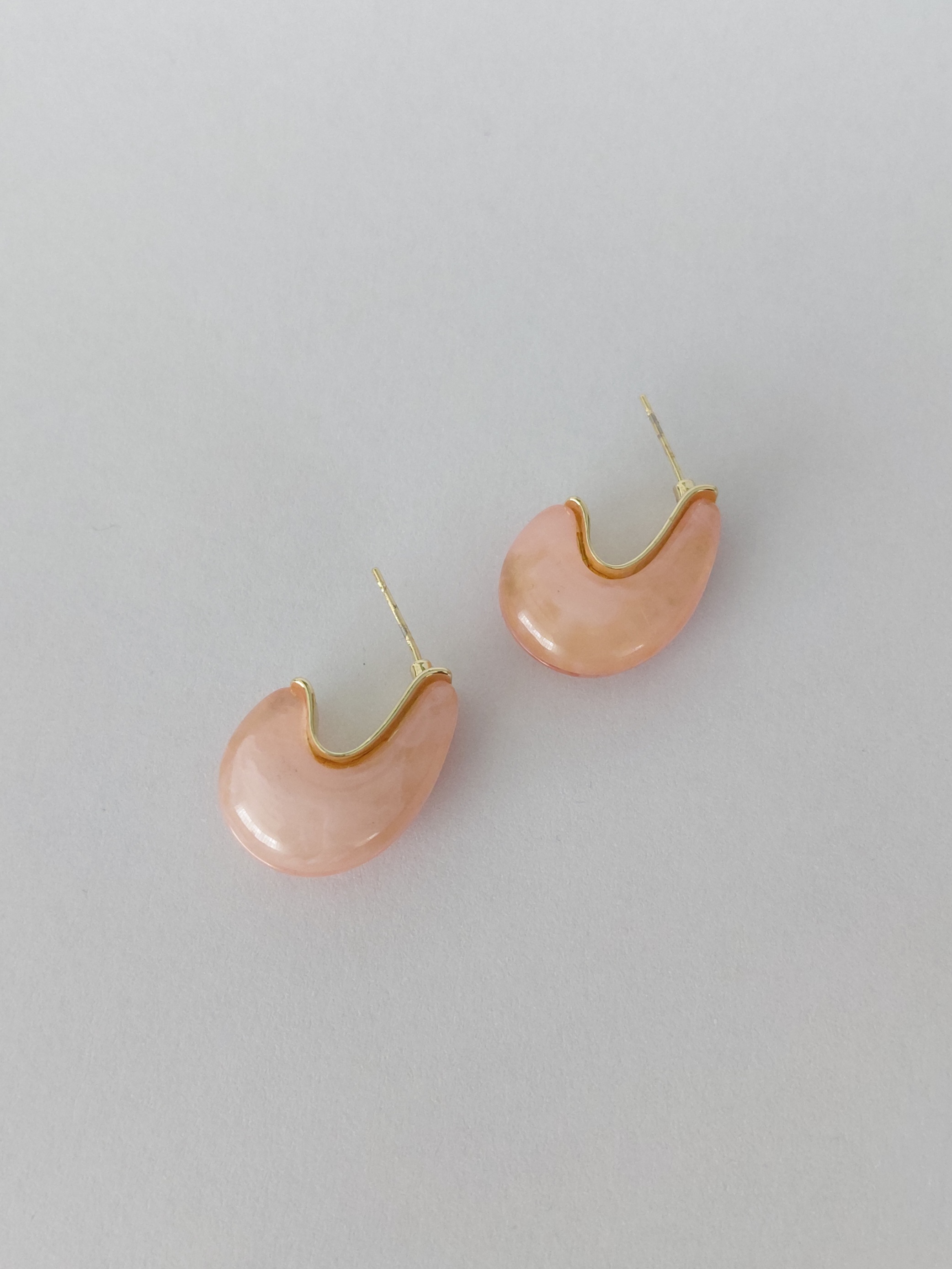 Pembe Akrilik Gold Detaylı Küpe